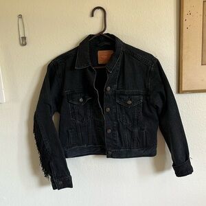 Levi’s fringe trucker Jean jacket size xs. 💘